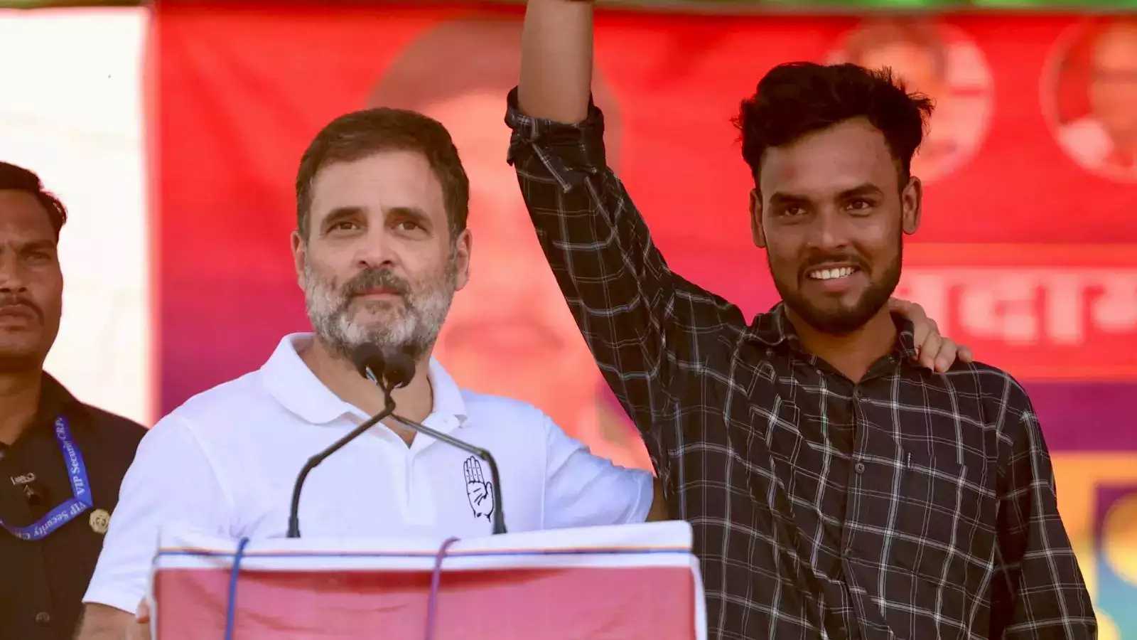 बिहार : राहुल गांधी ने अग्निवीर की नौकरी पाए युवक को मंच पर बुलाया, बोले - सरकार बनी तो इस योजना को फाड़कर फेंक दूंगा